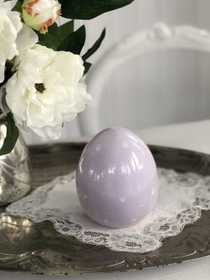 Prickigt stort porslins ägg att dekorera med. Går i en mjuk pastell lila nyans med vita prickar. Med blank yta. Stilfull att dek