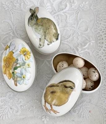 Ägg påskägg i plåt med vackert motiv designat Emma Bridgewater finns med tre olika motiv -Kyckling -Kanin -Vår blommor I öppning