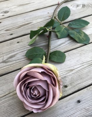 Vacker gammelrosa/lila ros med lång stjälk, gröna blad och fyllig stor färgad blomma. Välarbetad vacker konstgjord ros med hög v
