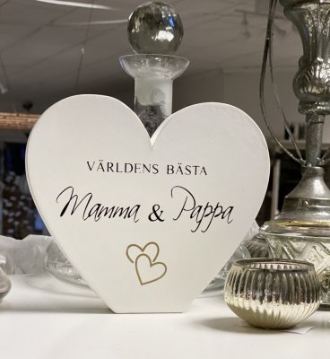 Stående större vitt hjärta med text VÄRLDENS BÄSTA Mamma & Pappa Dekorerat med två hjärtan i guld under. Tillverkat i trä med te