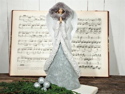 Enya vacker vinter ängel med päls kappa. Elegant modell i gråa och vita nyanser med glitter och snö/frost inslag. Välarbetad mod
