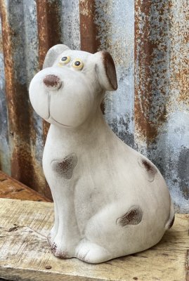 Hund i sittande modell att dekorera med. Går i en matt nyans av vitt och grått.   Mäter 22cm  Säljes per styck en och en