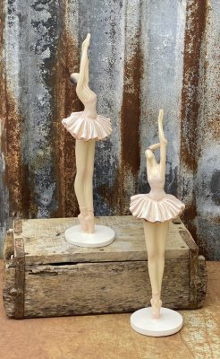 Vacker ballerina i antik stil. Går i mjuka rosa och aprikosa nyanser. Finna i två modeller -Armarna upp -En arm upp Högre i mode