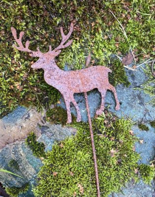 Rostig ren på pinne / stick att dekorera med. Sätta i en blomma eller i ett arrangemang tex. Tillverkad i metall. Mäter 25*9cm