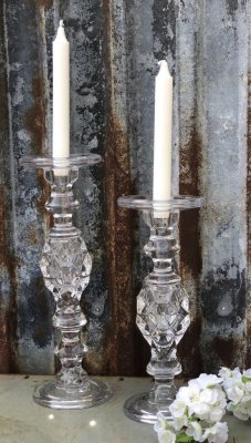 Elegant ljusstake i glas. Högre modell på fot med diamant liknande mönster i glaset. För vanliga ljus kronljus Finns i två storl