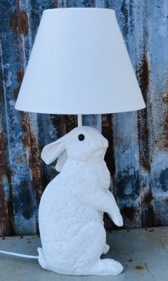 Super söt och jätte gullig vit lampa med  en stor kanin som lampfot. Med tillhörande vit skärm. Välarbetad och detaljfull med fi