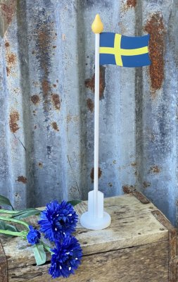 Klassisk svensk flagga / flaggstång i trä. Att ställa på bordet vid fest och högtider, på födelsedags brickan tex.    Mäter 30cm