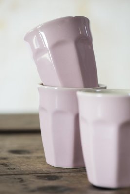 Mynte Cafe Latte kopp utan öra i nyans English Rose. Praktisk stapelbar modell som passar lika bra till kaffe och te som saft el