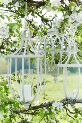 Torun hängande vit lykta med cylinderglas i klart glas. Finns i två storlekar -Större -Mindre Hänger i kedja med krok upptill. P
