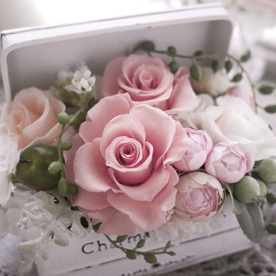 Servetter i romantisk stil med rosor och pioner i mjuka nyanser.   20st per förpackning   Mäter 33*33cm 3 lager