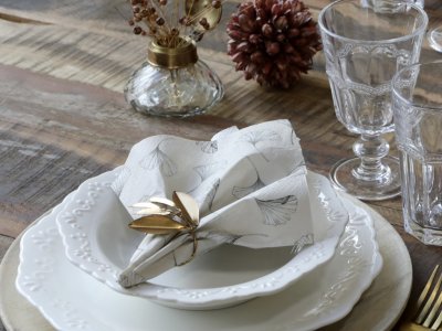Vackra servetter med stilrent blad mönster i mjuk beige bas. Från Chic Antique  33cm * 33cm 3-lager 20 per paket