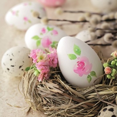 Vackra och glada vår och påsk inspirerade servetter med ägg och blommor .   33cm * 33cm   3-lager  20 per paket