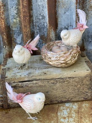 Söta fåglar med fjäder vippa med rosett bak. Går i mjuka nyanser av puder rosa/ vitt och antik guld. Finns i två modeller -Huvud