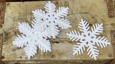 Konstgjorda snöflingor/snöstjärnor att dekorera med. Vita med lätt skimmer, att hänga eller användas liggandes. Säljes i pack om