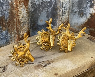 Vacker och detaljful knopp till lika hängare i guld färgad metall. Formad som ett ren/hjort huvud med horn. Mönstrad krage med v