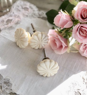 En Cream färgad blomformad knopp i orientalisk stil. Tillverkad i ben och har därav en levande yta med lätta nyans skiftningar.
