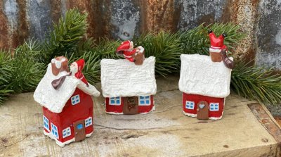 Vinter stuga / hus med jultomte på taket. Finns i tre modeller -Tomte i skorsten -Tomte står vid skorsten -Tomte klättrar på tak