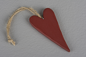 Rött trähjärta i avlång modell på slitet vackert snöre att ha som det är eller att dekorera med egen tex eller budskap.   Höjd: