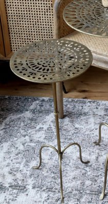 Vackert Fransk bord / sidebord i rund modell  med snirkliga fötter. Skivan är dekorerad med ett vackert mönster. Tillverkat i me