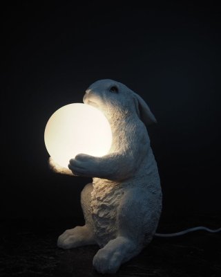 Vit kanin lampa med stor glob