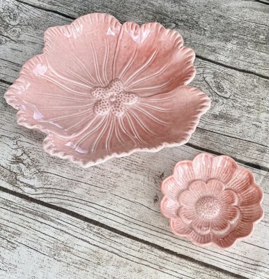 Vackert rosa fat i porslin. Blomformad modell med fina detaljer och lätt vågad kant. Finns i två storlekar -Större -Mindre Detal