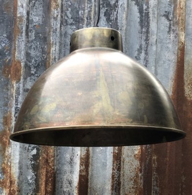Stor taklampa i industri stil. Tillverkad i plåt och går i en antik guld färgad nyans med fabriks slitna, ruffiga och nötta insl