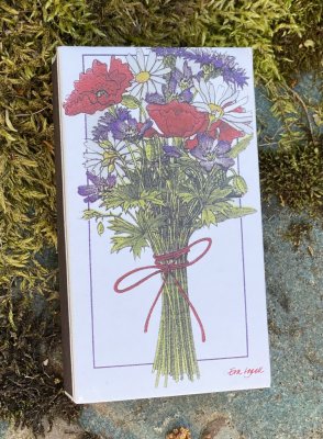 Tändstickor i vacker förpackning med motiv av en bukett sommar blommor på vit bas. Motiv på båda sidorna. Tändstickorna är i län