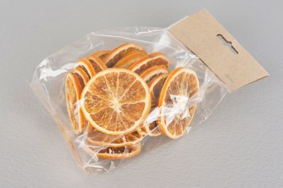 Torkade apelsinskivor att dekorera med. Säljes i försluten påse om 100g apelsinskivor. Vackert att pynta och pyssla med lägga i