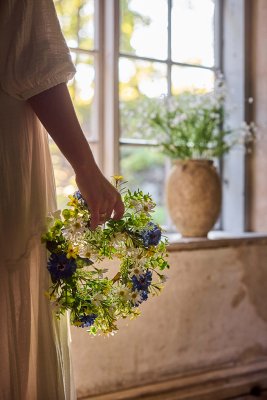 Krans med sommarblommor bla blåklint och prästkrage