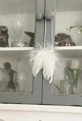 Vackra vita duniga änglavingar i mindre modell . Att hänga och dekorera med. Tillverkade av dun / fjädrar. Med snöre upptill.   