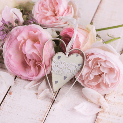 vackra och romantiska servetter med rosor och hjärta.  33cm*33cm (1/4vikt, 16,5cm*16,5cm)  3-lags servetter  Servetterna är milj