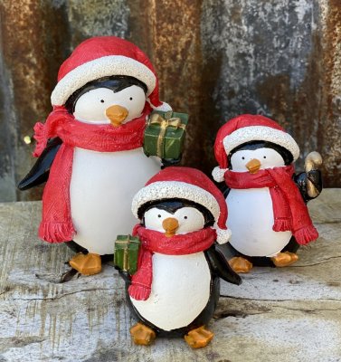 Söt pingvin med paket i handen och en röd halsduk och luva. Finns i två storlekar och tre olika modeller -Större -Mindre med pol