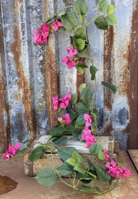 Vacker lång grön girlang med rosa blommor. Fyllig fin modell att dekorera med. Välarbetad, konstgjord modell med verklighetstrog