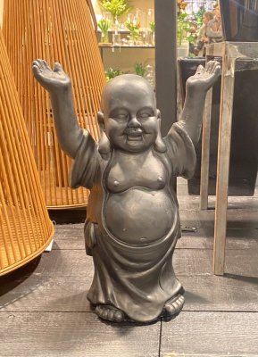 Happy Buddha stående söt figur att dekorera med inomhus eller utomhus. Går i en svart ruffig nyans. Detaljrik och välarbetad i s