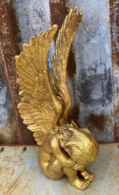 Vacker elegant och stilfull guld färgad sittande ängel. Med detalj fulla långa vingar och nedböjt huvud. Att dekorera med.  Höjd
