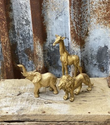 Djur i guld att dekorera med. Finns i tre olika modeller -Elefant -Lejon -Giraff Detaljrika och välarbetade i mindre modell   El