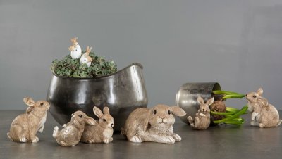 Kaniner mindre modell att dekorera med. Vacker verklighetstrogen modell med fina och söta detaljer runt om. Finns i flera olika