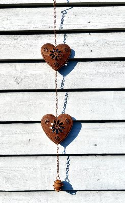 Rostiga dekorerade hjärtan på lång kedja 