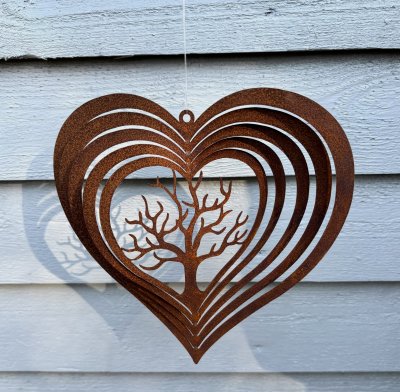 3D hjärta med träd i vindspels modell