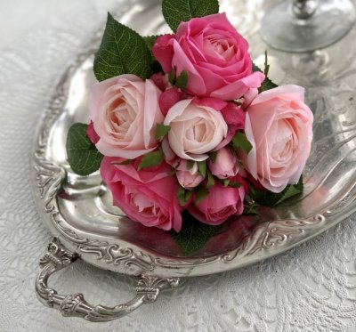 Rosa ros bukett med rosor och gröna blad