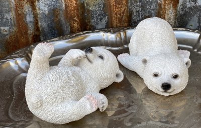 Söt och gullig vit isbjörns unge med glitter inslag. Finns i två modeller. -På mage -På rygg Välarbetade och detaljfulla med fin