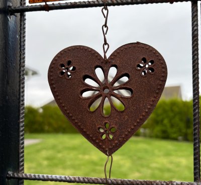 Dekorerat hjärta att hänga i armeringsnät