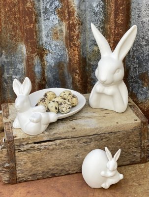 Vitt fat med kanin i porslin. För förvaring och dekoration. Att lägga godis på, smycken, ägg eller ställa en blomma på tex. Deta