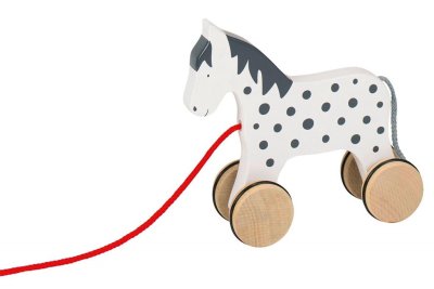 Herr Nilson häst i trä på hjul med snöre. Att dra och leka med.   CE Märkt Rekommenderas från 1+  Mäter 15.5 x 15.5 x 5.5 cm