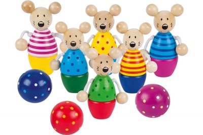 Bowling med råttor i trä. Klassiskt spel i ny rolig modell. Med sex stycken färgglada råttor och tre färgglada klot.  Detaljrikt