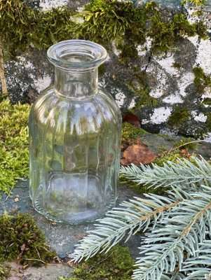 Klassisk flaska / vas i glas. Lägre modell som passar den lilla buketten eller en ensam blomma/kvist/gren. I kraftigare återvinn