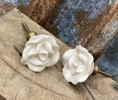 Vacker Cream vit porslins knopp formad som en  ros. Detaljfullt utformad och otroligt välarbetad. Med guld färgad stomme i metal