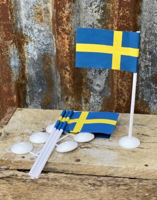 Bordsflaggor i pack om sex stycken. Klassiska svenska flaggan med vit fot att duka och dekorera med. Passande till studenten, mi