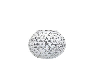 Orientalisk vit ljuslykta format som en boll. Med vackert mönster runt om. Tillverkad i plåt med fabriks nötta inslag i det vita