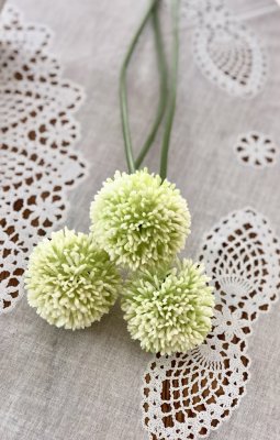 Vit /cream vit Allium blomma bollformad med grön stjälk. Välarbetad och vacker konstgjord blomma med verklighets känsla. Lika va